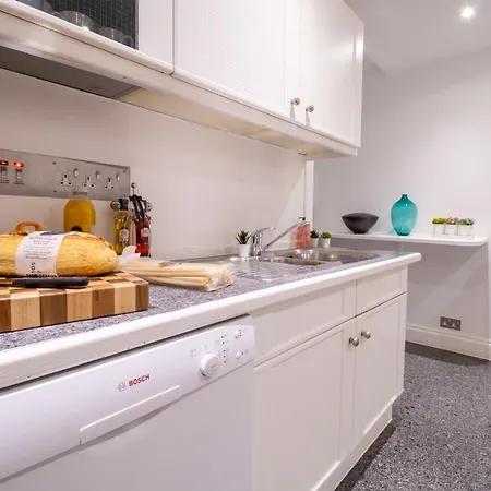 Old Spacious 2 Bedroom Flat With Pool Table Opposite Park 7 شقة لندن