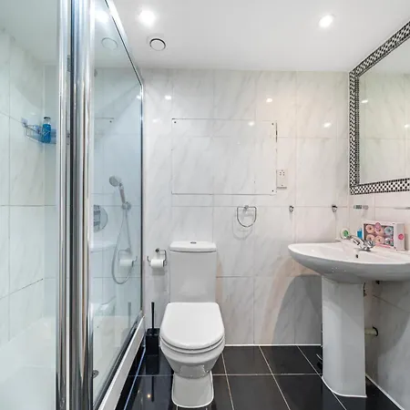 Old Spacious 2 Bedroom Flat With Pool Table Opposite Park 7 لندن
