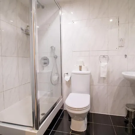 Old Spacious 2 Bedroom Flat With Pool Table Opposite Park 7 * لندن