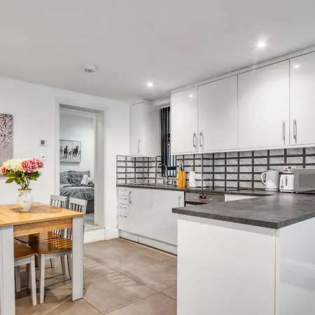 Chic Haven With Secret Garden Apartment *