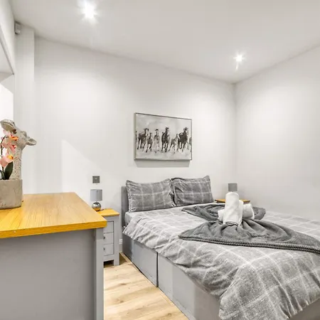 Chic Haven With Secret Garden Apartment London