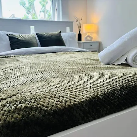 Zee Homes W6 Apartment