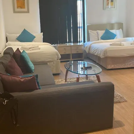 Apartment Heads On Bed -canary Wharf Docklands For The Larger Groups *