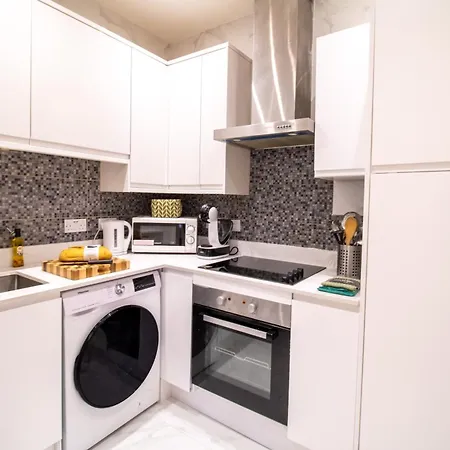 Spacious 3-bedroom In Exclusive Mayfair 7gc Apartment London