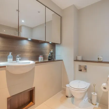 아파트 Brand New Flat With Car Park 런던