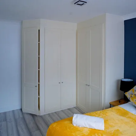 Modern 2 Bedroom Apartment *