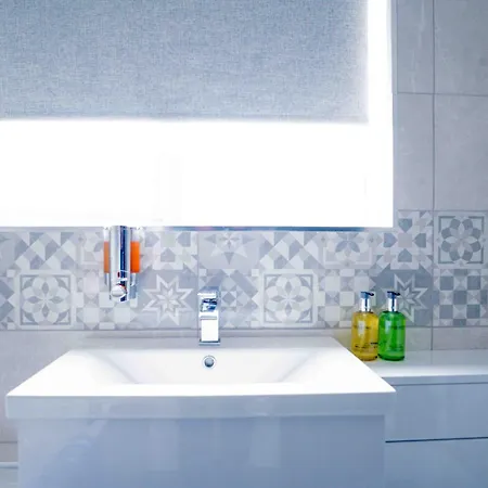 Modern 2 Bedroom Apartment Belvedere