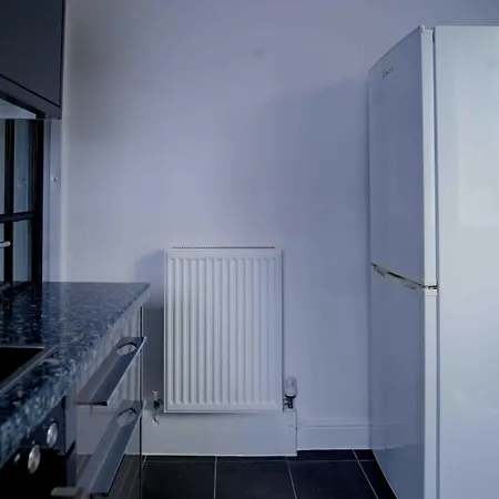 Modern 2 Bedroom *