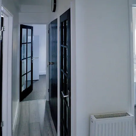 Apartment Modern 2 Bedroom *