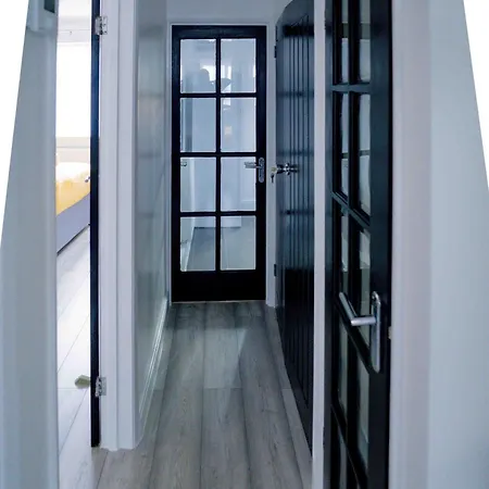 Modern 2 Bedroom Apartment *