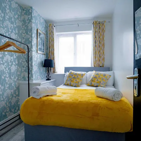 Modern 2 Bedroom Apartment *