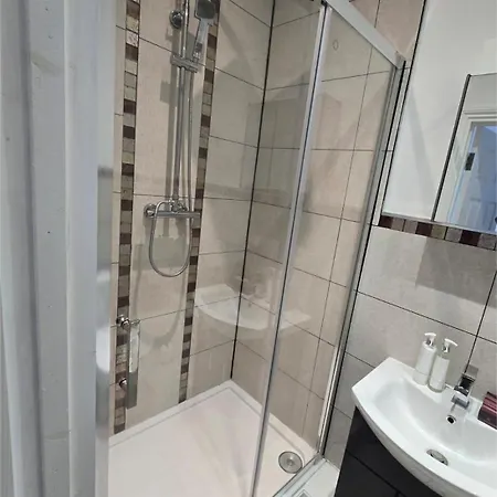 In Guest - Limehouse Townhomes Modern Spacious Serviced Double Guest house *