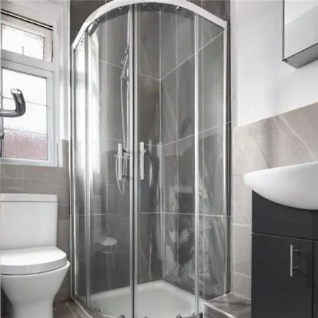 In Guest - Limehouse Townhomes Modern Spacious Serviced Double London