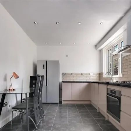 In Guest - Limehouse Townhomes Modern Spacious Serviced Double Guest house *