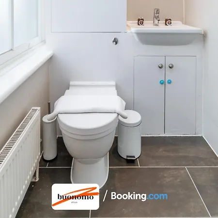 Three Bedroom At Buonomo Short Lets & Serviced Close To Wimbledon Tennis Courts Apartment *