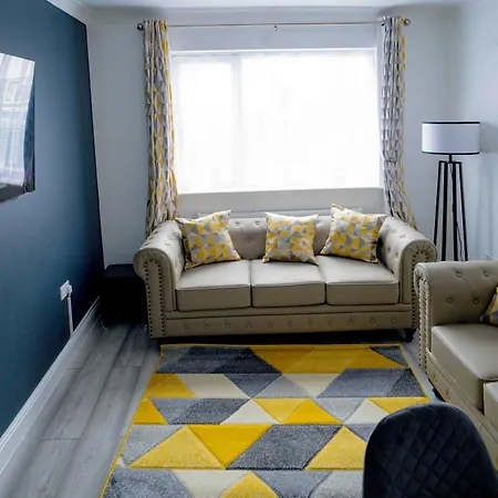 Modern 2 Bedroom Apartment Belvedere