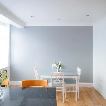 Modern 2 Bedroom *