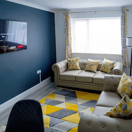 Modern 2 Bedroom Apartment *