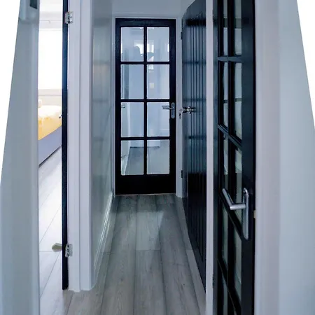 Apartment Modern 2 Bedroom Belvedere