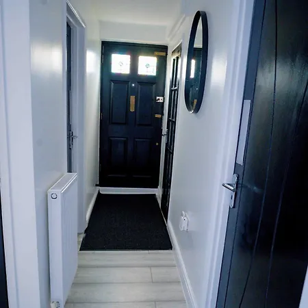 Modern 2 Bedroom *
