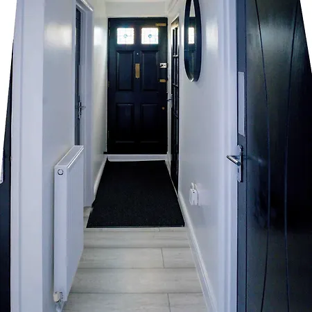Modern 2 Bedroom Apartment
