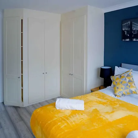Modern 2 Bedroom Apartment *