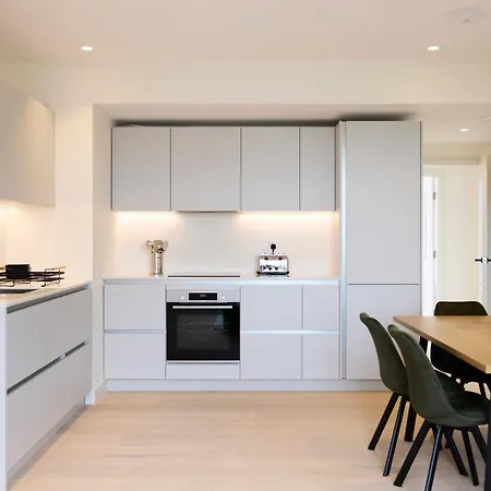 The East Mile Hideout - Trendy 3bdr Flat With Balcony London
