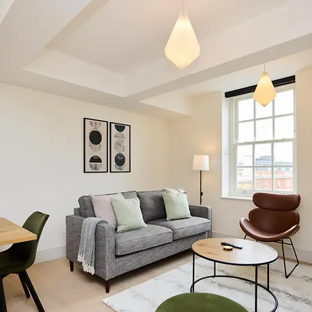 The East Mile Hideout - Trendy 3bdr Flat With Balcony Apartment *
