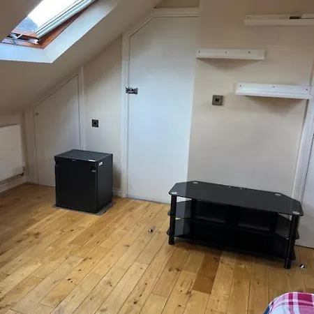 Spacious And Modern En-suit * Harrow on the Hill