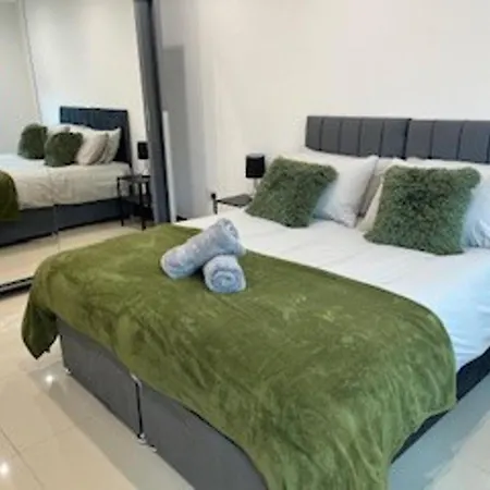 Apartment Urban Sleeps 6 Private Garden-family Pet Friendly *