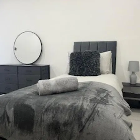 Apartment Urban Sleeps 6 Private Garden-family Pet Friendly
