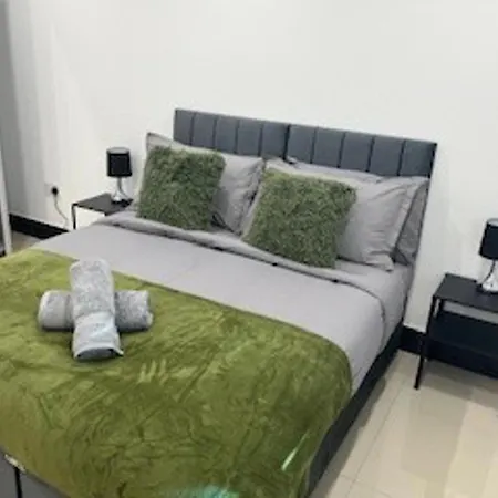 Urban Sleeps 6 Private Garden-family Pet Friendly Croydon