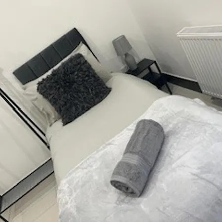 Urban Sleeps 6 Private Garden-family Pet Friendly Apartment Croydon