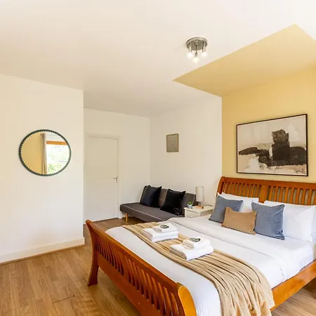 Expansive 2br Flat, Holloway Road