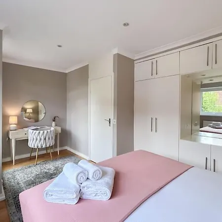 Large 6 Bedroom Retreat In Holland Park London