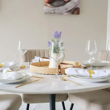 Large 6 Bedroom Retreat In Holland Park Holiday home