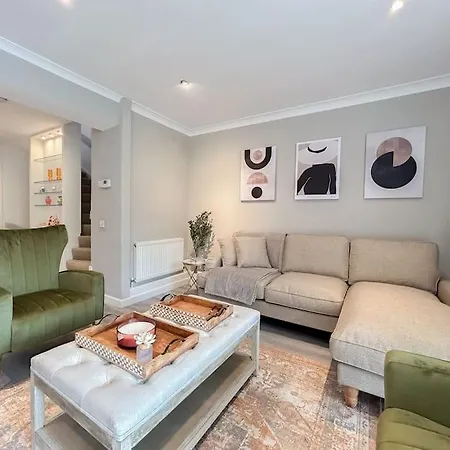 Large 6 Bedroom Retreat In Holland Park *
