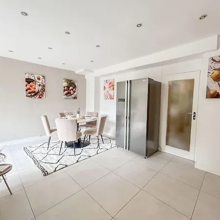 Large 6 Bedroom Retreat In Holland Park London