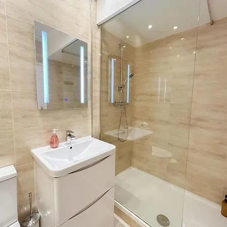 Large 6 Bedroom Retreat In Holland Park * London