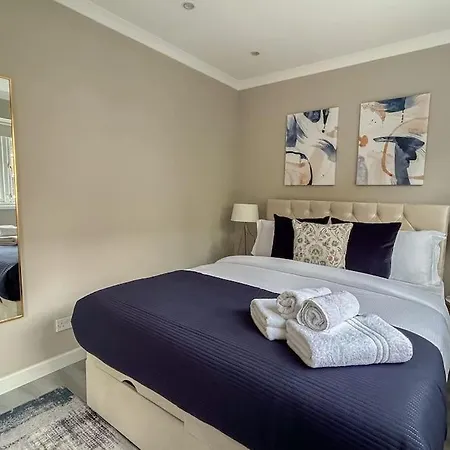 Large 6 Bedroom Retreat In Holland Park