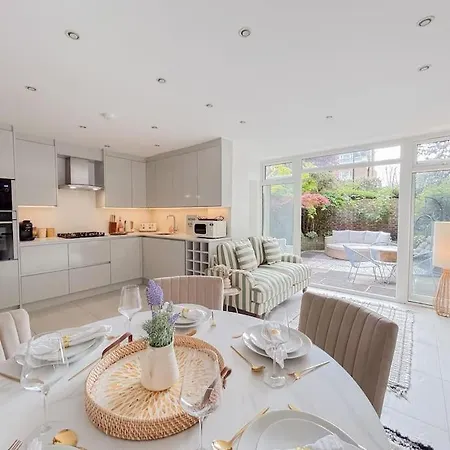 Holiday home Large 6 Bedroom Retreat In Holland Park *