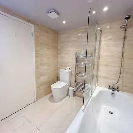 Large 6 Bedroom Retreat In Holland Park *