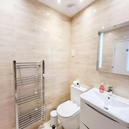 Large 6 Bedroom Retreat In Holland Park * London