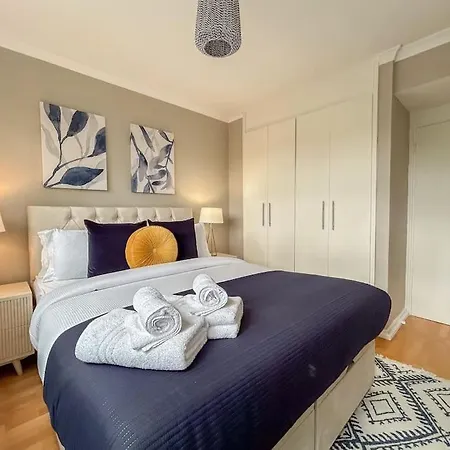 Large 6 Bedroom Retreat In Holland Park Holiday home