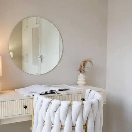 Large 6 Bedroom Retreat In Holland Park Holiday home *