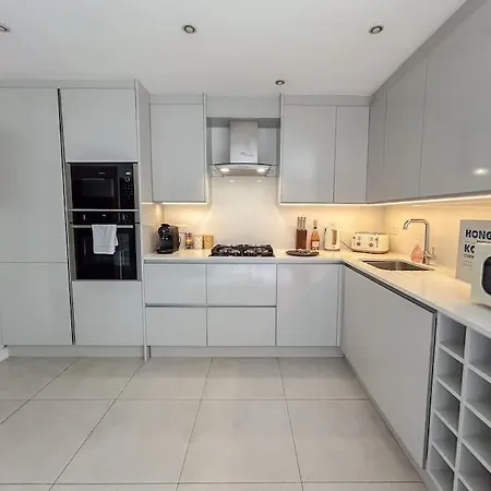 Large 6 Bedroom Retreat In Holland Park Holiday home London