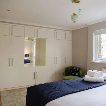 Large 6 Bedroom Retreat In Holland Park * London