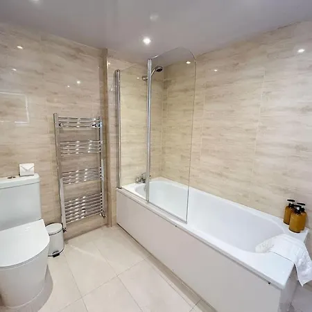 Large 6 Bedroom Retreat In Holland Park