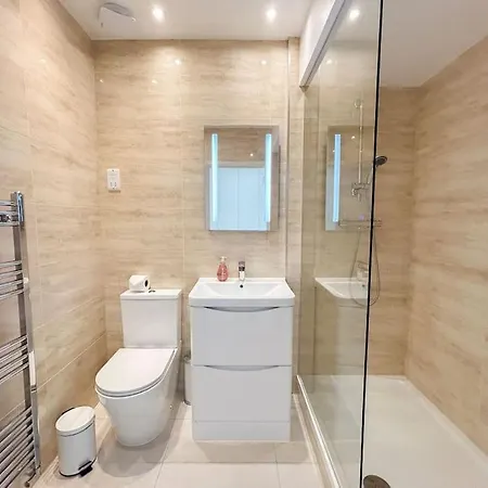 Large 6 Bedroom Retreat In Holland Park Holiday home