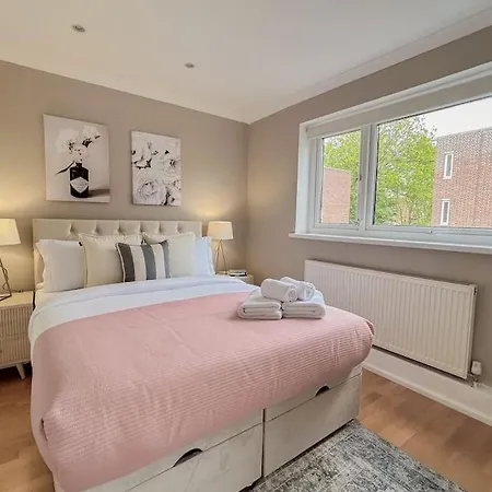 Large 6 Bedroom Retreat In Holland Park Holiday home *